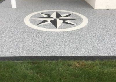 Revêtement en granulat de marbre gris clair motif rose des vents