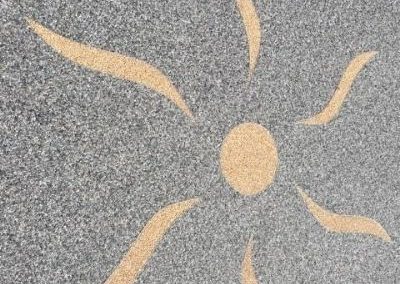 Tapis de pierre en granulat de marbre avec motif soleil