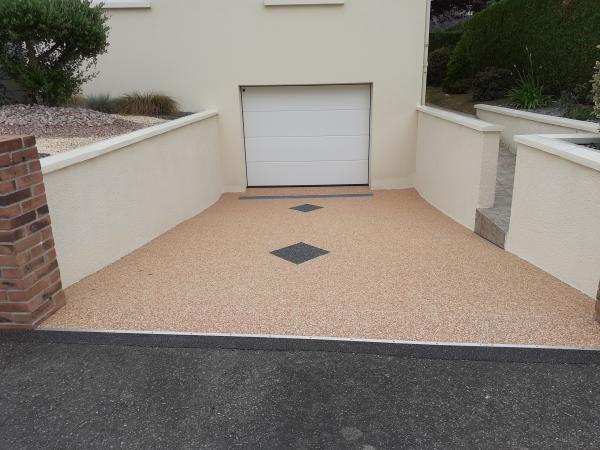 descente de garage en tapis de pierre