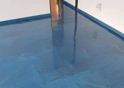 Sol en résine epoxy bleu