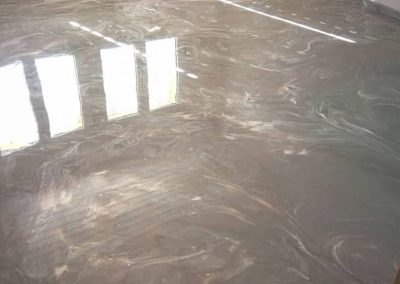Sol en résine epoxy marron effet marbre