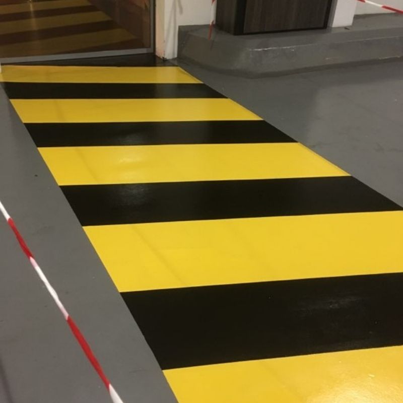 sol industriel en résine epoxy avec marquage