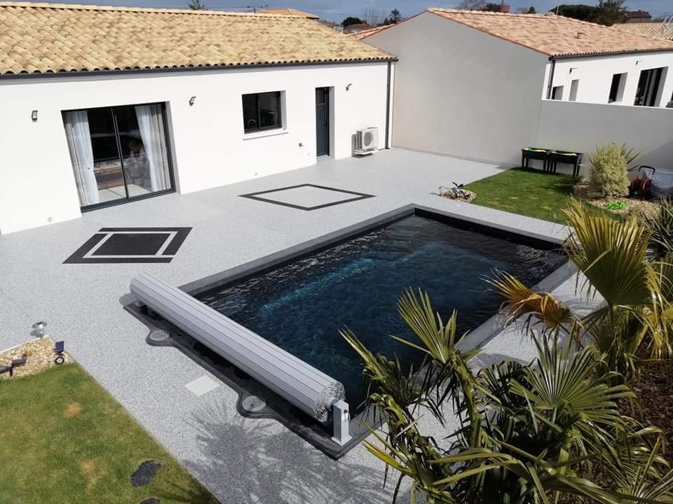 Plage-de-piscine-moquette-de-marbre