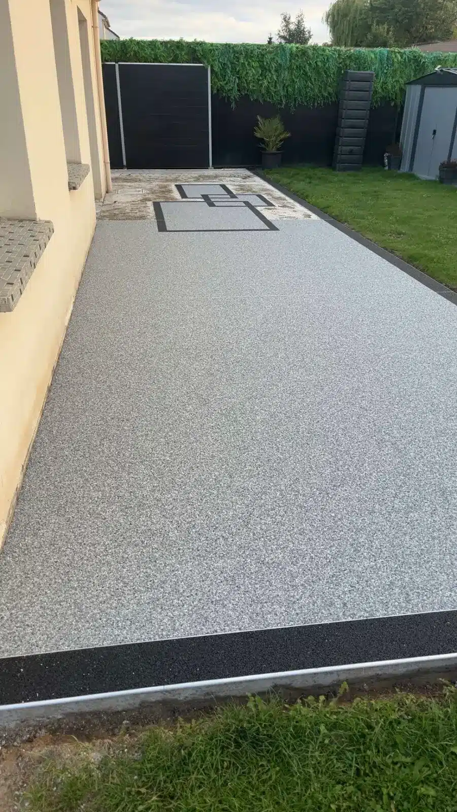 Application de la moquette de pierre sur la terrasse à Méricourt