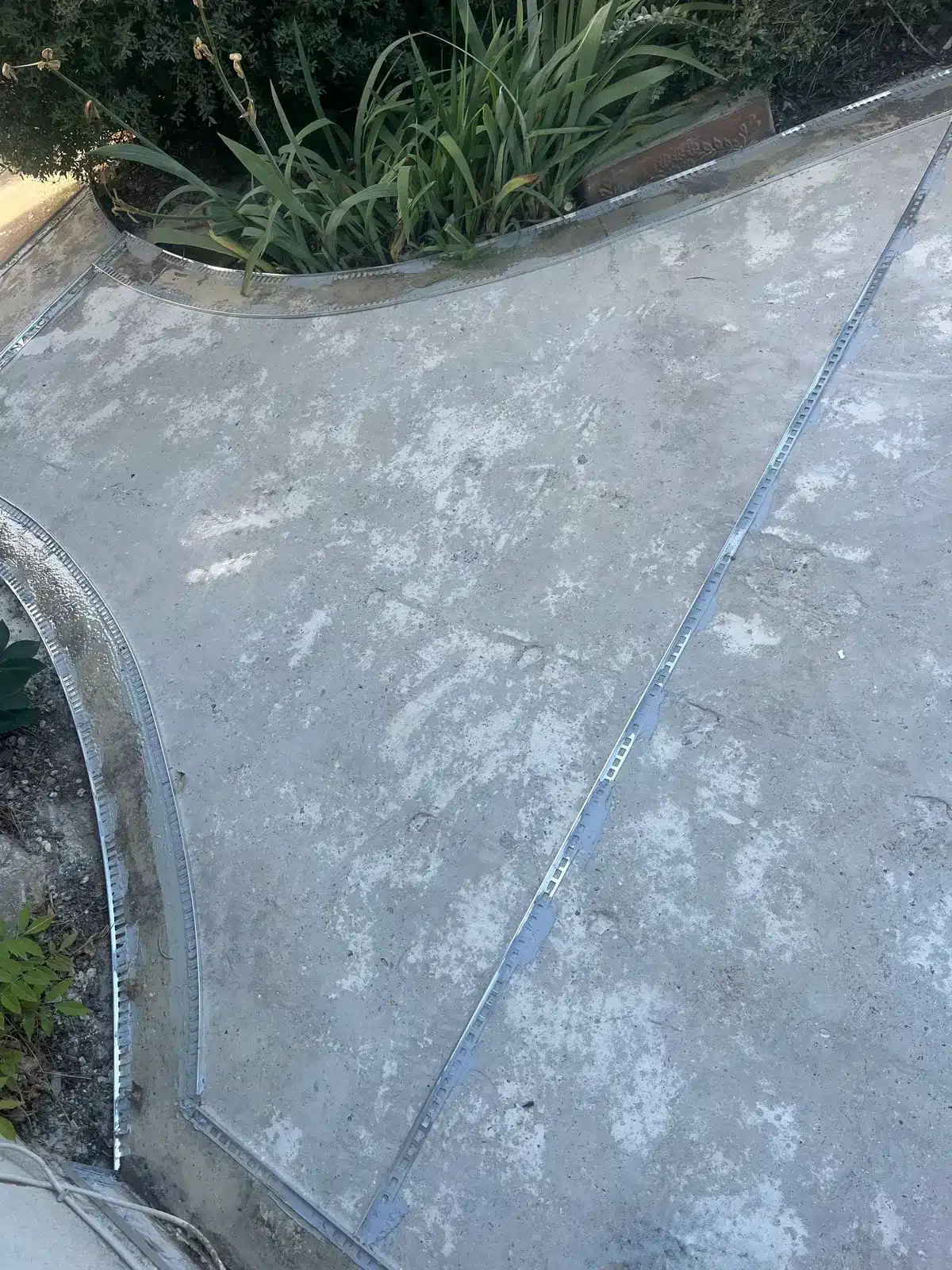 Support préparé et bordures en place avant la pose de la moquette de pierre à Lens
