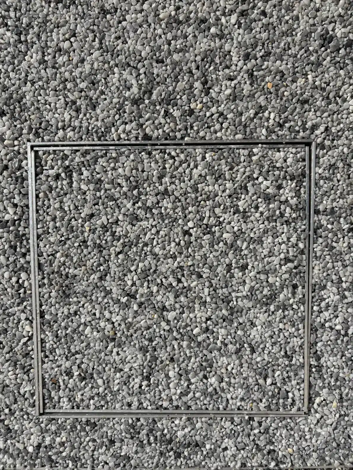 Trappe de regard intégrée dans la moquette de pierre à Lens