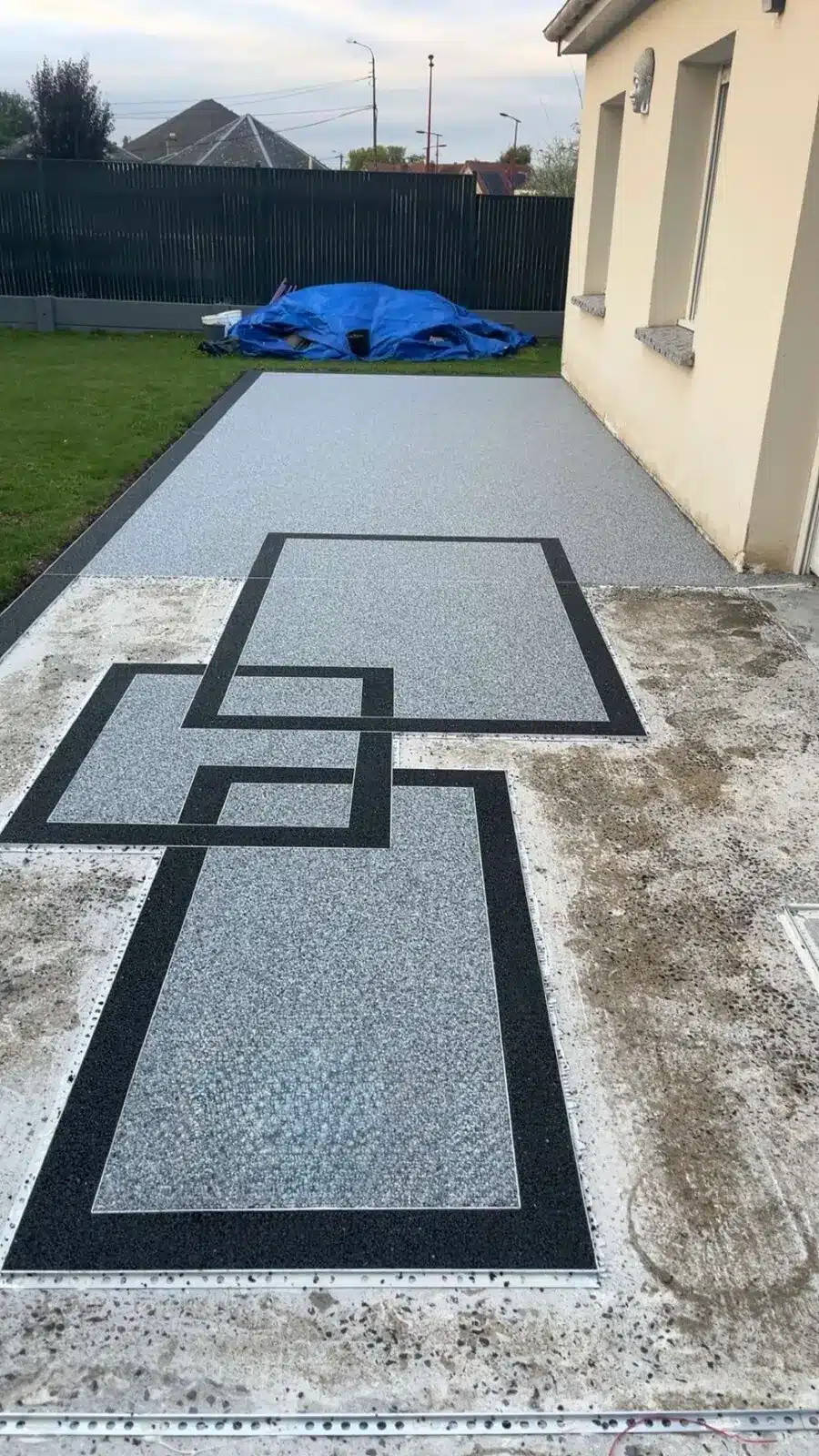 Remplissage du motif en moquette de pierre en cours de chantier à Méricourt